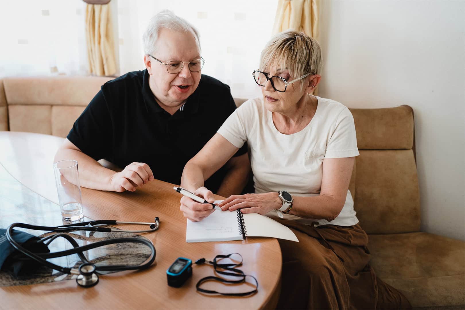 Pflegefachkraft von Nursing on Level berät eine ältere Person in entspannter Atmosphäre. Verhinderungspflege durch Angehörige