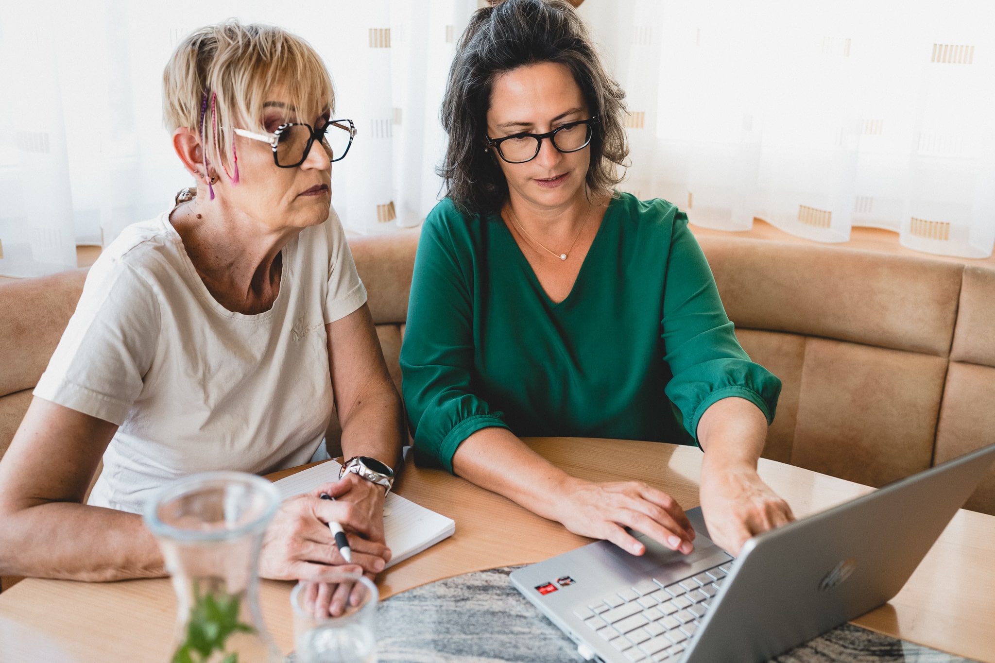 Team von Nursing on Level bespricht Unterlagen in ruhiger Gesprächsatmosphäre.
