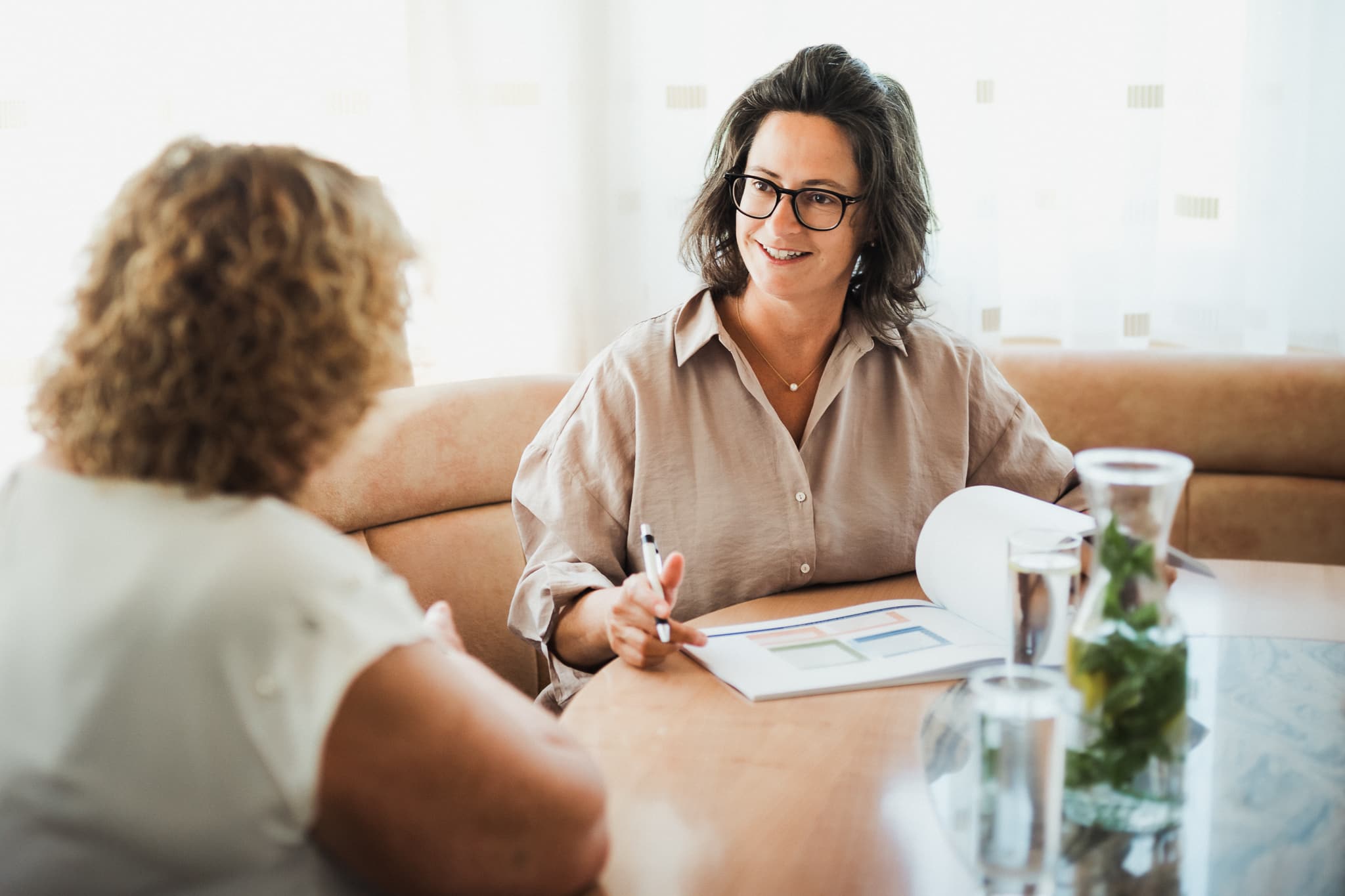 Manuela Sternig im persönlichen Gespräch – private Pflegeberatung auf höchstem Niveau.