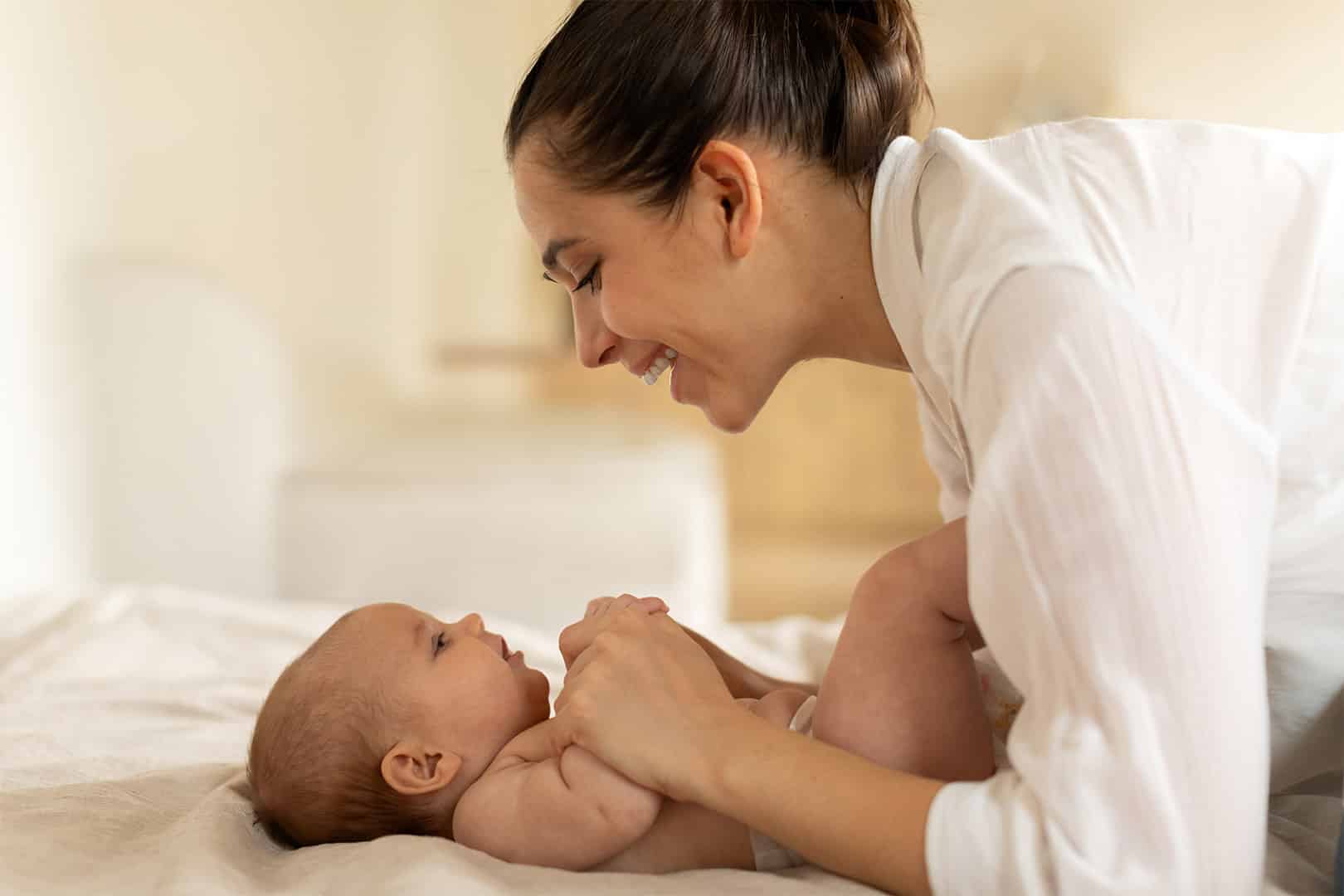 Mutter und Baby im Wochenbett